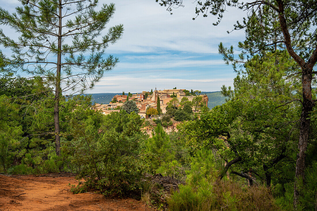  Ochre educational trail in the former ochre quarry near Roussillon, Vaucluse department; Provence-Alpes-Côte d&#39;Azur, France. 