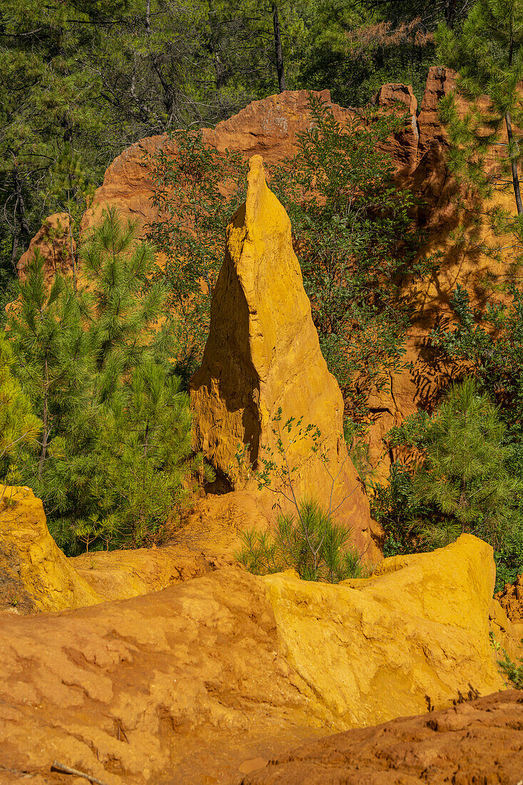  Ochre educational trail in the former ochre quarry near Roussillon, Vaucluse department; Provence-Alpes-Côte d&#39;Azur, France. 