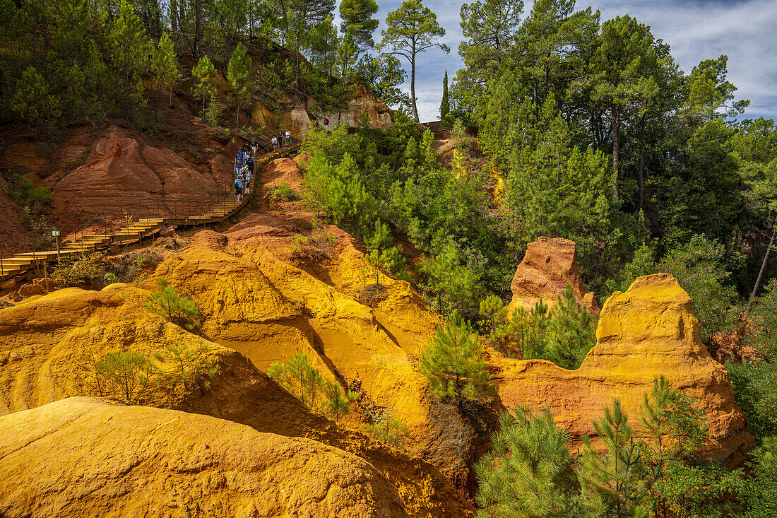  Ochre educational trail in the former ochre quarry near Roussillon, Vaucluse department; Provence-Alpes-Côte d&#39;Azur, France. 