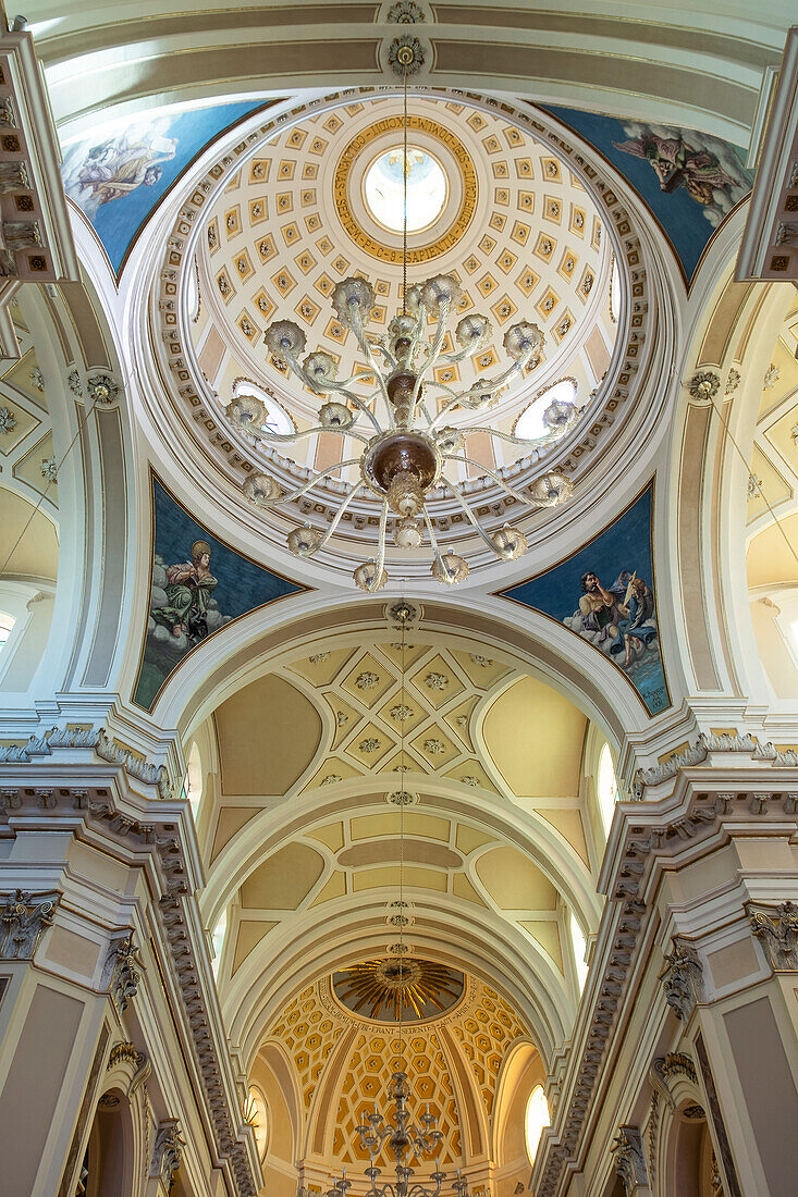 Innenraum der Kirche San Giorgio Martire in Locorotondo, Apulien, Italien.