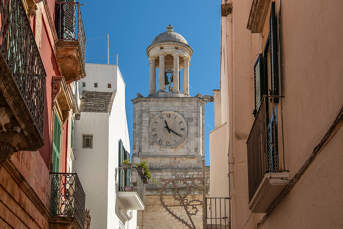  Glockenturm von Locorotondo, Apulien, Italien. 