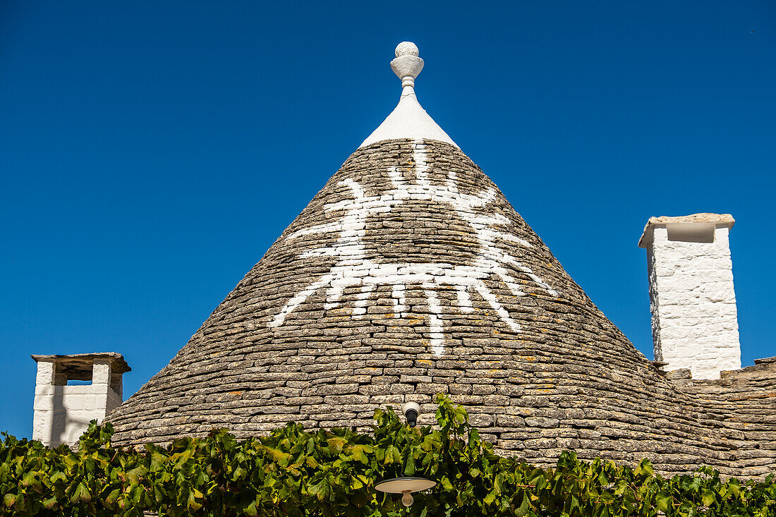  Trulli-Dach mit Sonnensymbol in Alberobello, Apulien, Italien. 