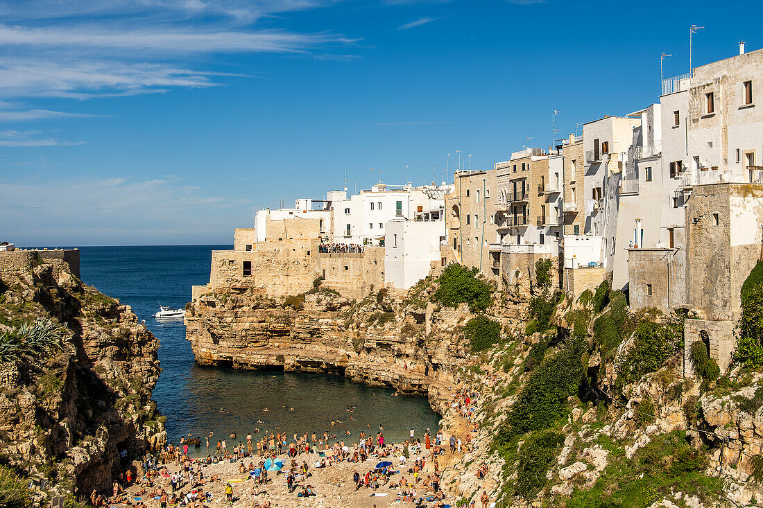 Blick auf Cala Monachile, Lama Monachile von der römischen Brücke hinter der Bucht Polignano a Mare, Apulien, Italien.