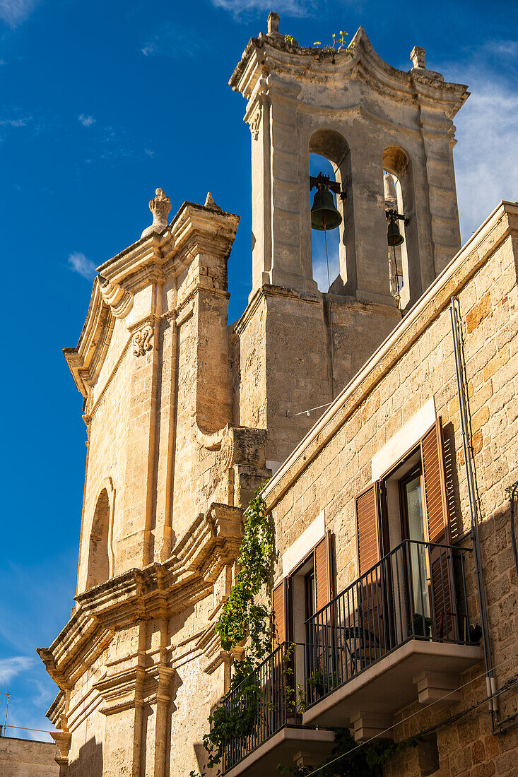  Glockenturm der Kirche in Polignano a Mare, Apulien, Italien. 