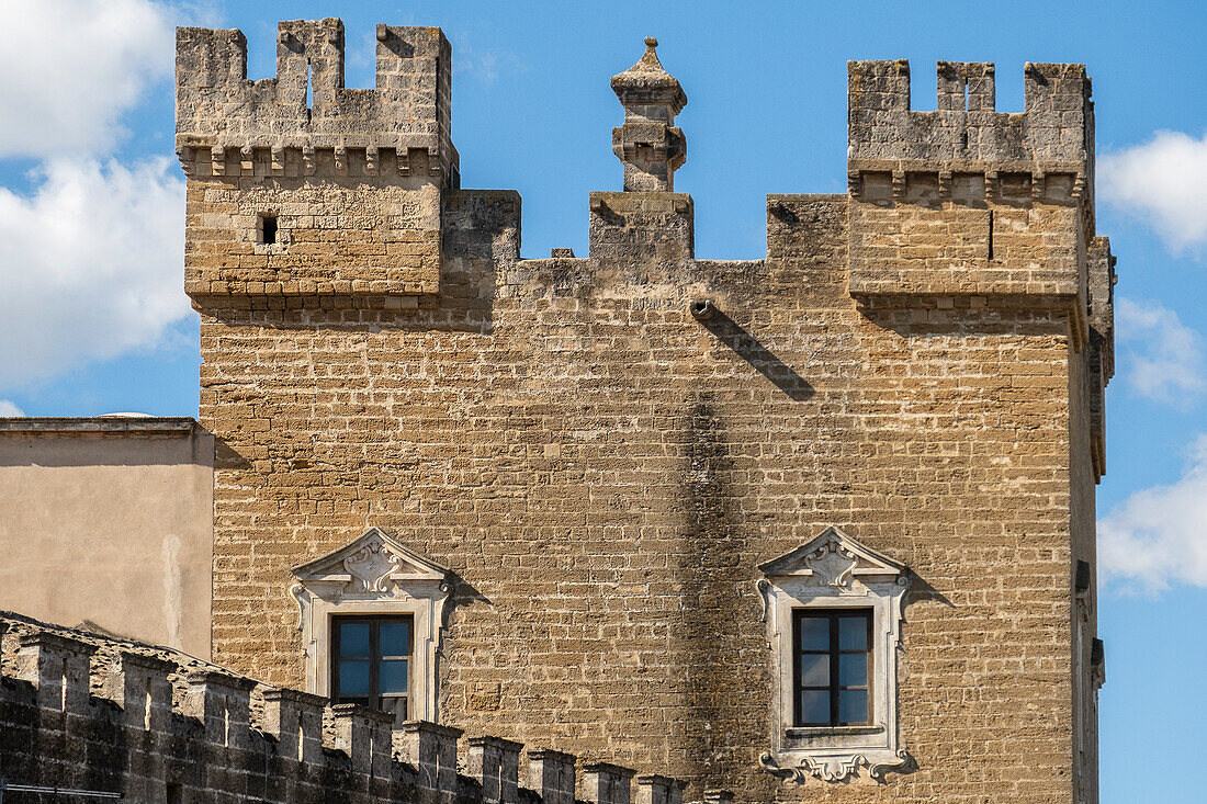  Das Castello Aragonese, eine im 11. Jahrhundert erbaute Festung in Mesagne, Apulien, Italien. 