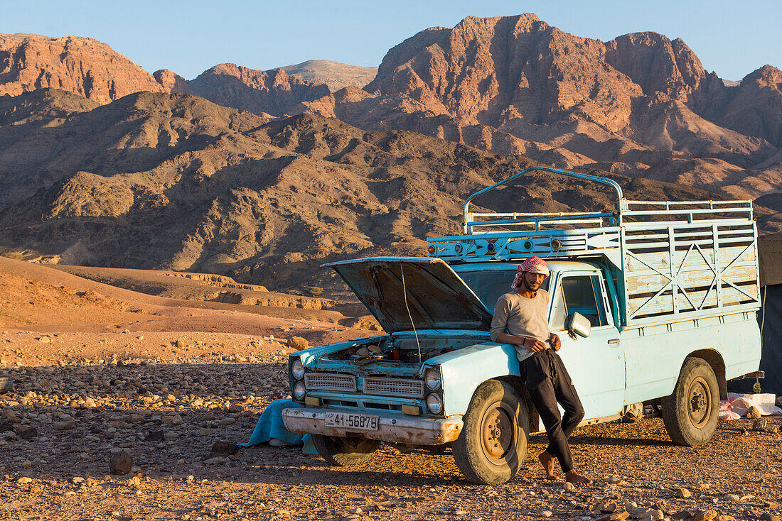  Junger Beduine posiert neben seinem Pickup, Lager auf einem Berg mit Blick auf Wadi Dana und das Araba-Tal, Dana-Biosphärenreservat, Jordanien, Naher Osten, südliche Levante, Westasien 