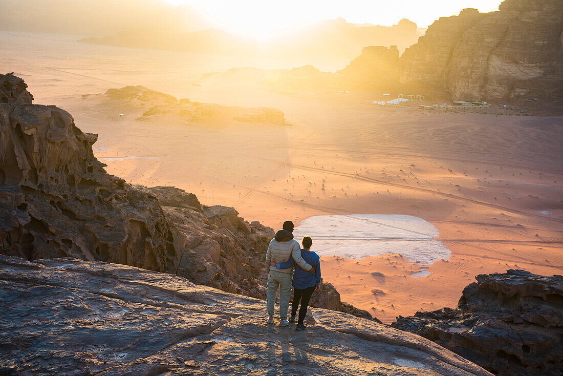  Paar genießt Sonnenuntergang in der Wüste Wadi Rum, UNESCO-Weltkulturerbe, Jordanien, Naher Osten, südliche Levante, Westasien 