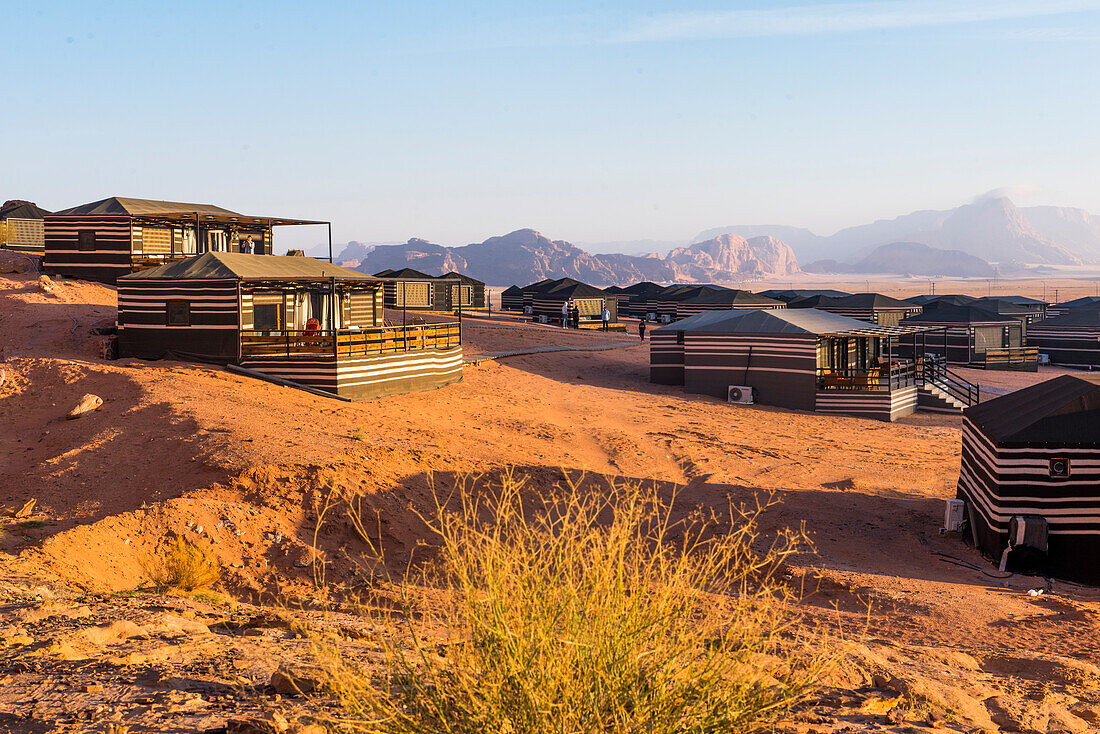  „Suncity Camp“ in der Wüste Wadi Rum, UNESCO-Weltkulturerbe, Jordanien, Naher Osten, südliche Levante, Westasien 