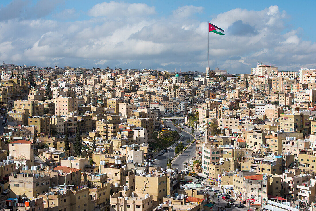 Jordanische Flagge mit hohem Fahnenmast im Hintergrund, der vor dem Raghadan-Palast errichtet wurde. Amman, Jordanien, Naher Osten, südliche Levante, Westasien