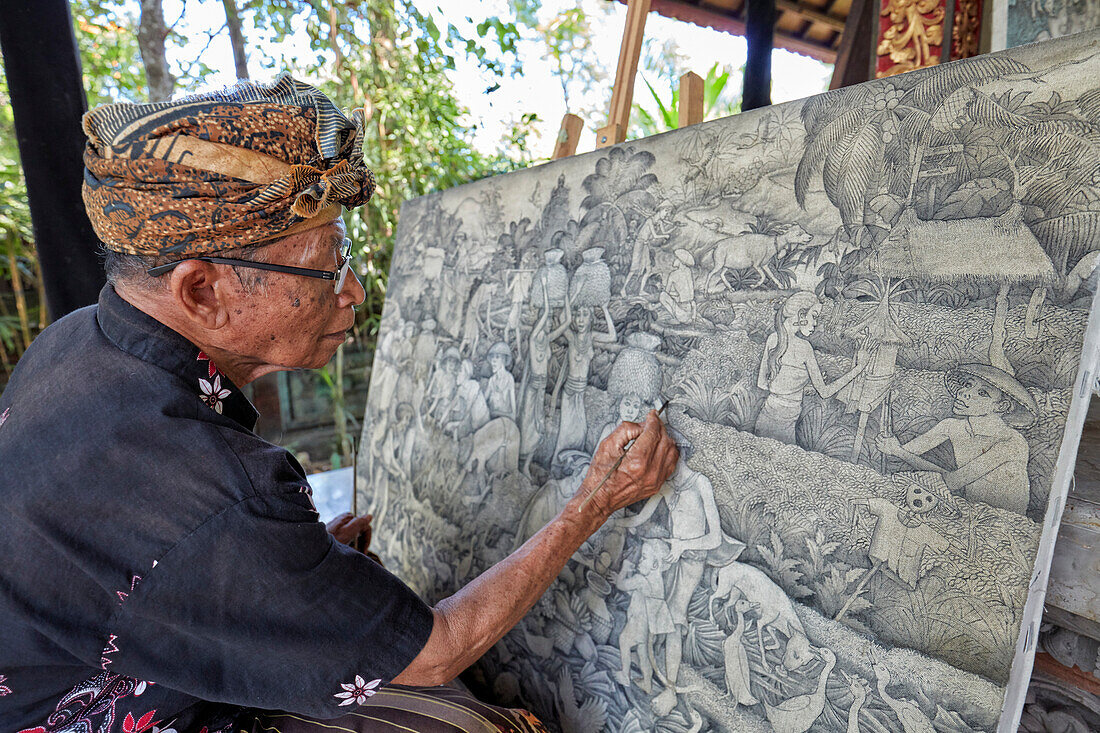 Indonesischer Künstler arbeitet im Agung Rai Museum of Art, Ubud, Bali, Indonesien.