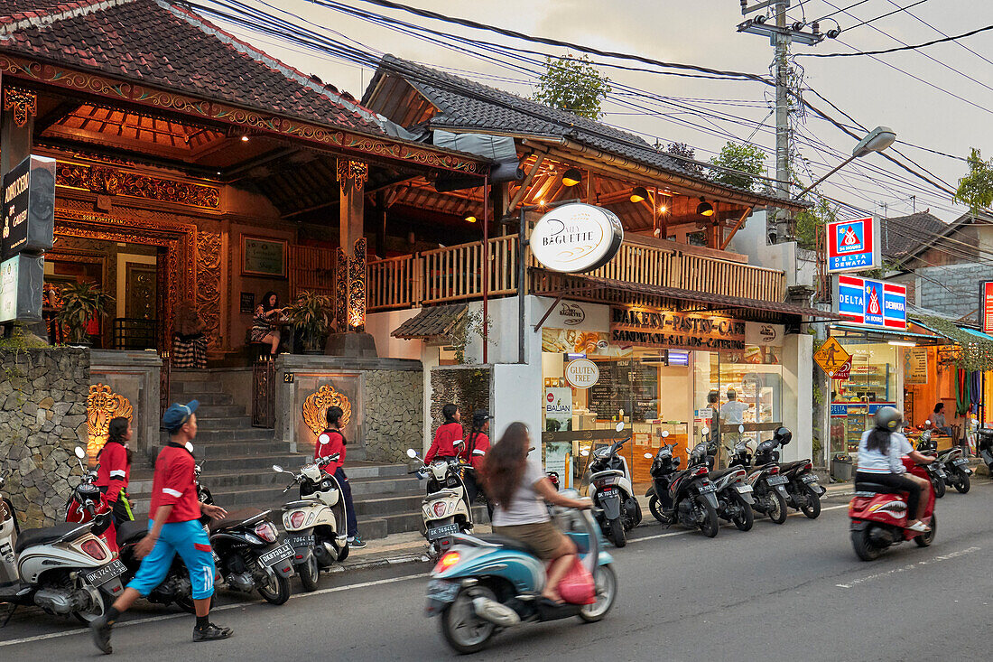  Straßenverkehr in Ubud, Bali, Indonesien. 