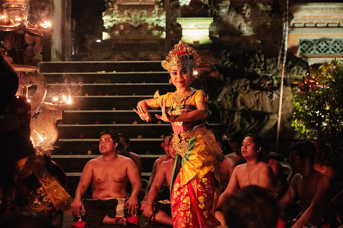 Szene aus der traditionellen balinesischen Kecak-Tanzaufführung im Pura Puseh-Tempel. Ubud, Bali, Indonesien.