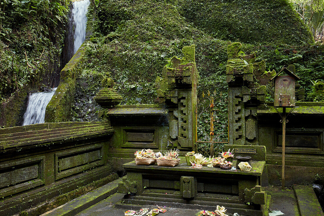  Altar mit traditionellen Opfergaben im Mengening-Tempel. Tampaksiring, Bali, Indonesien. 