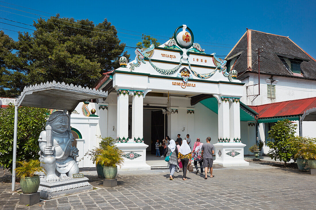  Dwarapala-Wächterstatue am Donopratono-Tor des Kraton von Yogyakarta, dem Palastkomplex des Sultans. Yogyakarta, Java, Indonesien. 