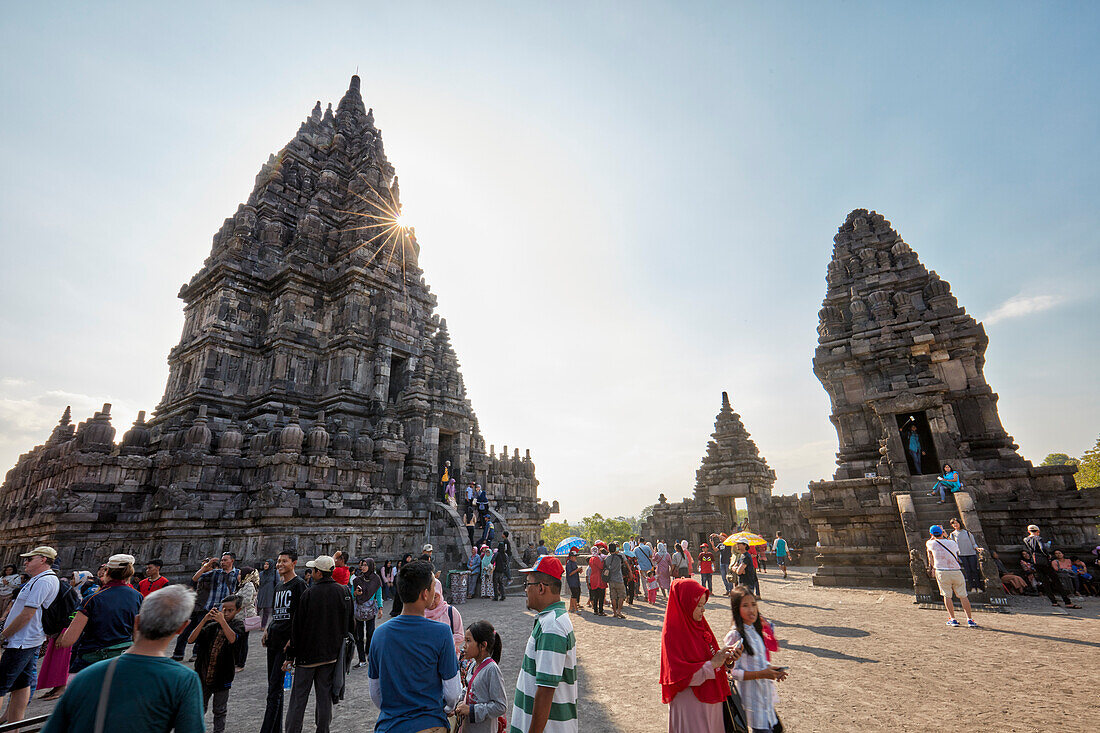  Touristen besuchen das Prambanan-Hindu-Tempelgelände. Sonderregion Yogyakarta, Java, Indonesien. 