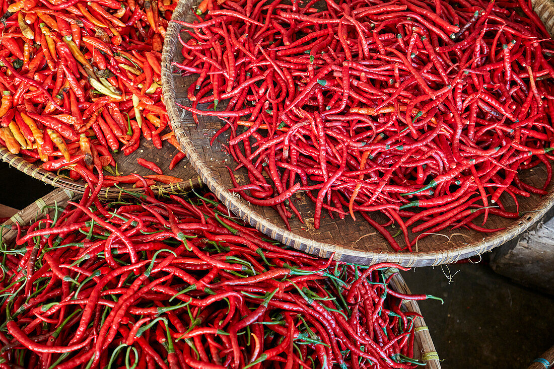  Körbe voller roter Chilischoten werden auf dem Beringharjo-Markt (Pasar Beringharjo) zum Verkauf angeboten. Yogyakarta, Java, Indonesien. 