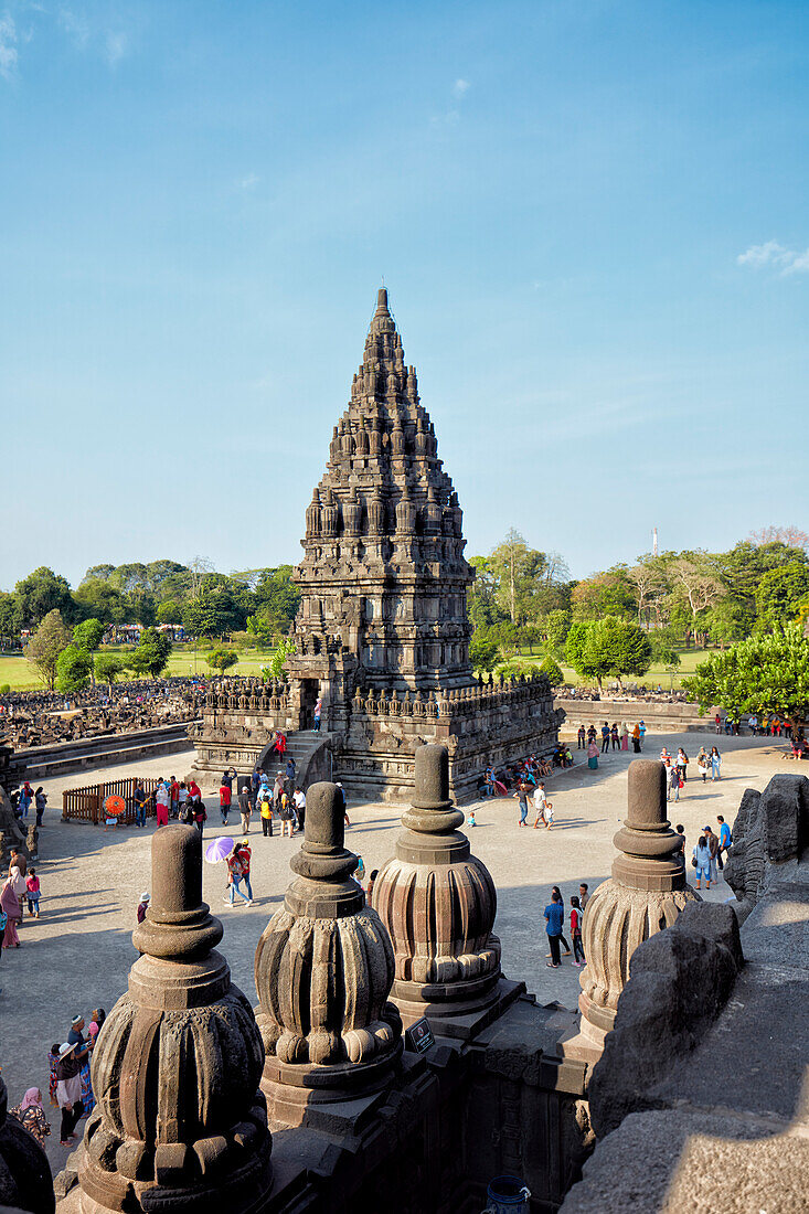  Außenansicht der alten Gebäude auf dem Prambanan-Hindu-Tempelgelände. Sonderregion Yogyakarta, Java, Indonesien. 