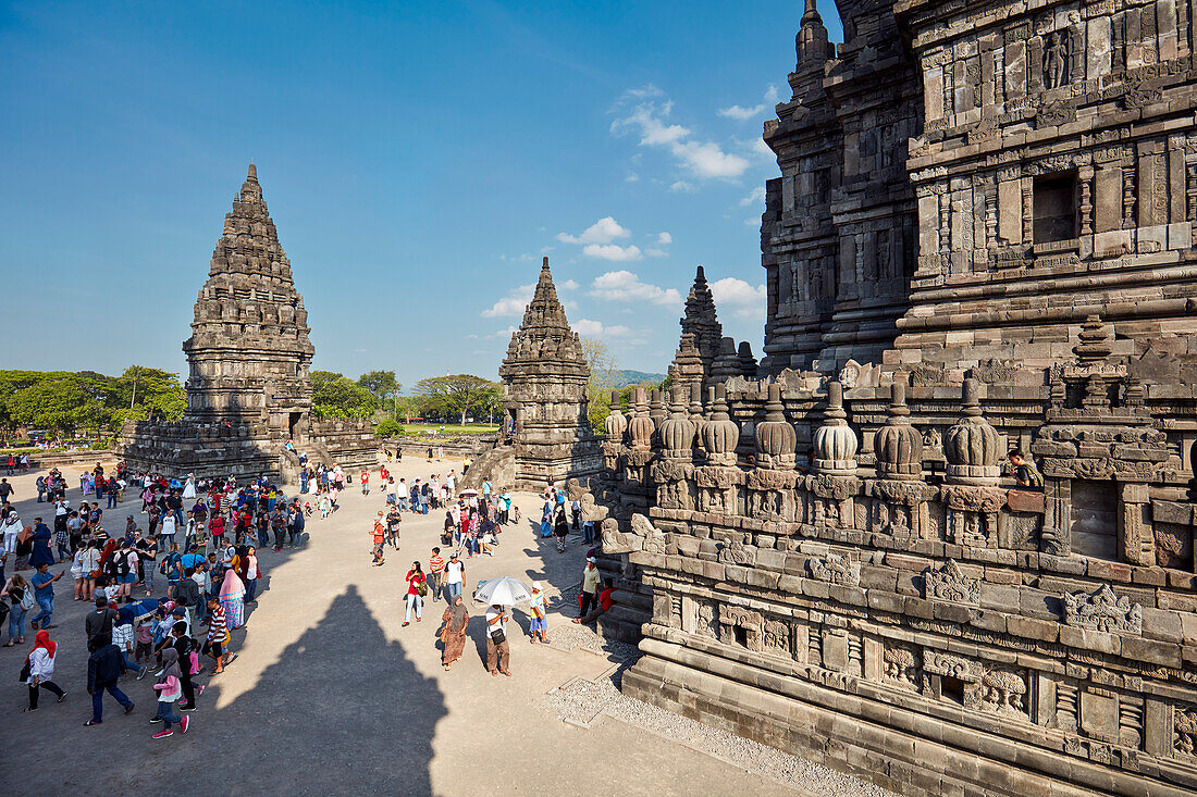  Touristen besuchen das Prambanan-Hindu-Tempelgelände. Sonderregion Yogyakarta, Java, Indonesien. 