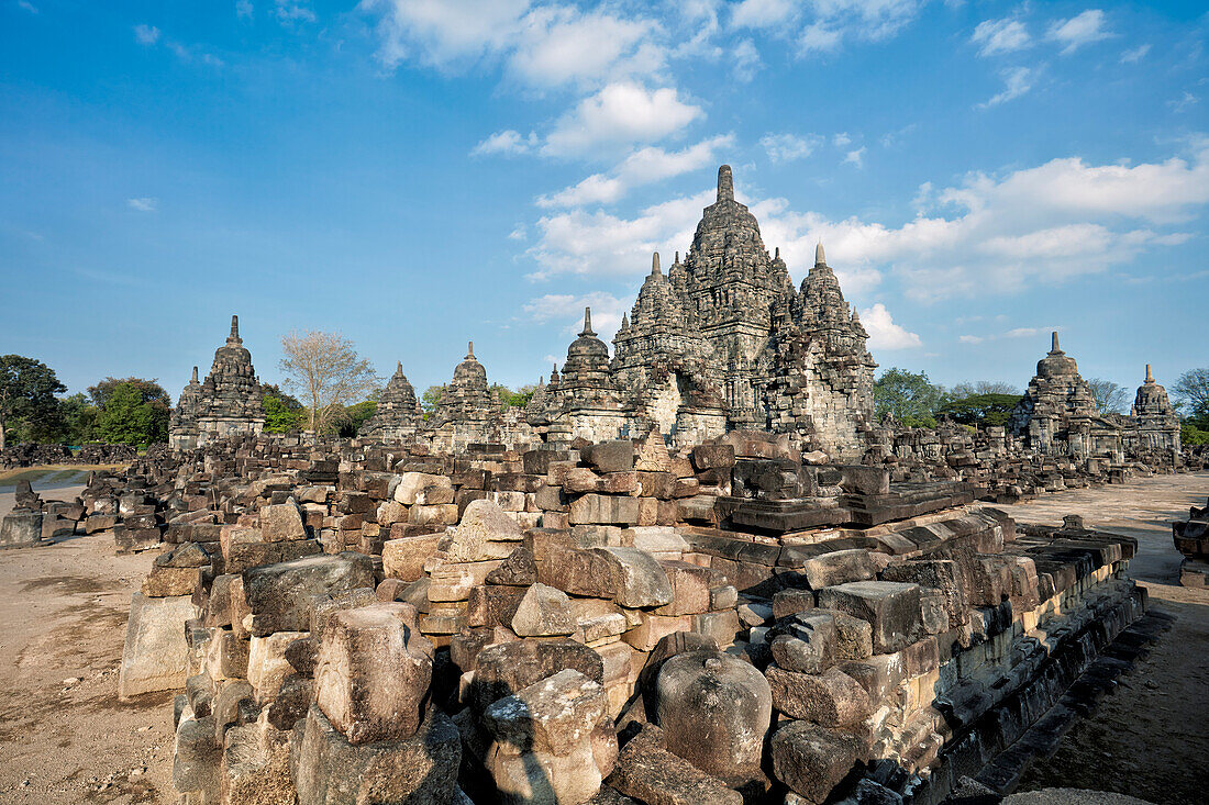  Überreste zerstörter antiker Tempel auf dem Gelände des buddhistischen Tempels Sewu. Sonderregion Yogyakarta, Java, Indonesien. 