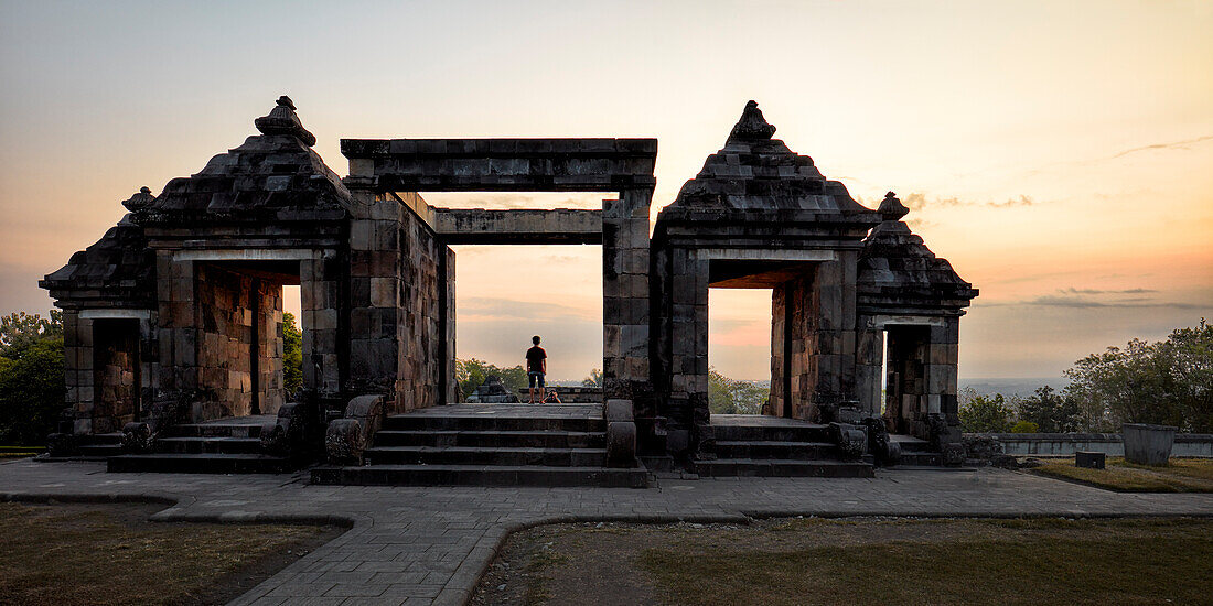  Außenansicht des Haupttors des Ratu Boko-Palastkomplexes bei Sonnenuntergang. Sonderregion Yogyakarta, Java, Indonesien. 