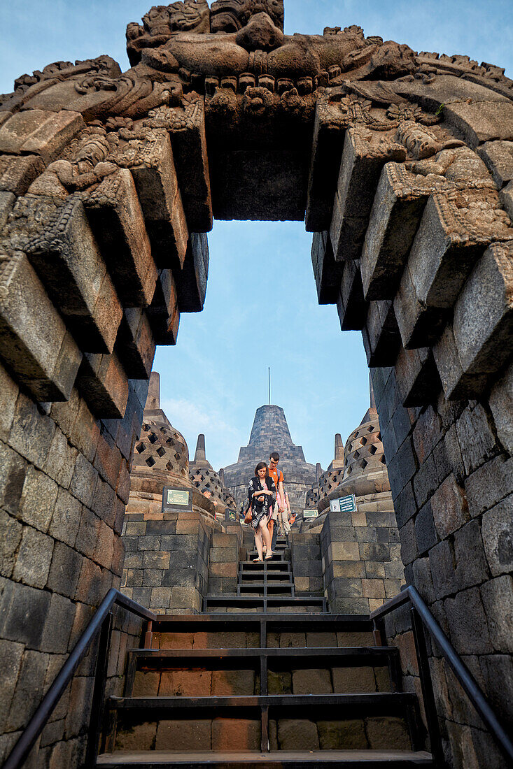 Treppen führen durch den Kala-Bogen in Borobudur, einem Mahayana-buddhistischen Tempel, Regierungsbezirk Magelang, Java, Indonesien.