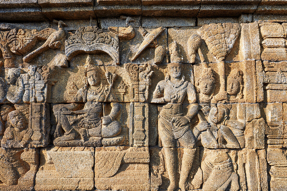 Reliefs an einer Korridorwand im Borobudur, einem Mahayana-buddhistischen Tempel, Regierungsbezirk Magelang, Java, Indonesien.