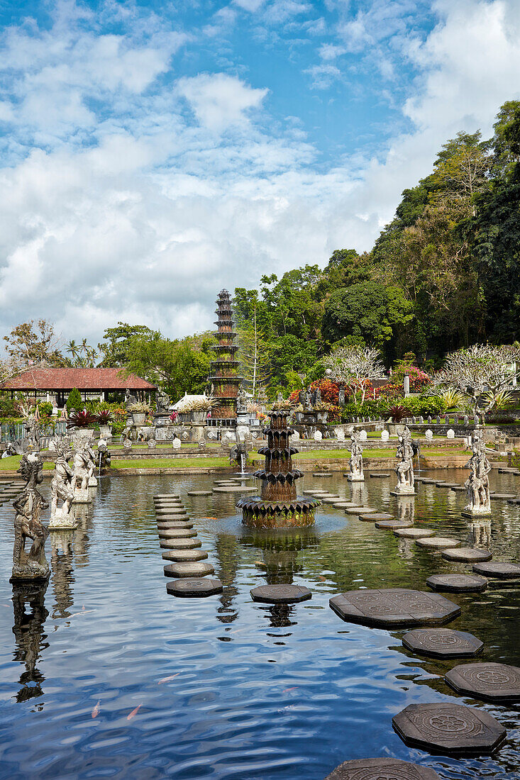  Wasserpalast Tirta Gangga, ein ehemaliger Königspalast. Regentschaft Karangasem, Bali, Indonesien. 