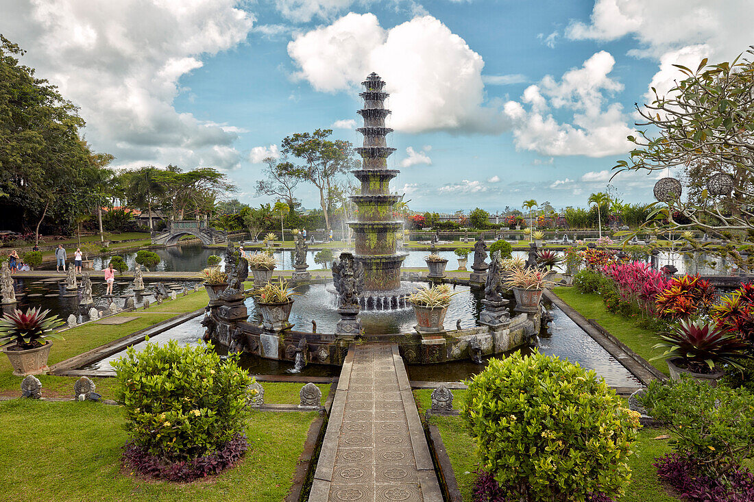  11-stufiger Brunnen im Wasserpalast Tirta Gangga, einem ehemaligen Königspalast. Regentschaft Karangasem, Bali, Indonesien. 