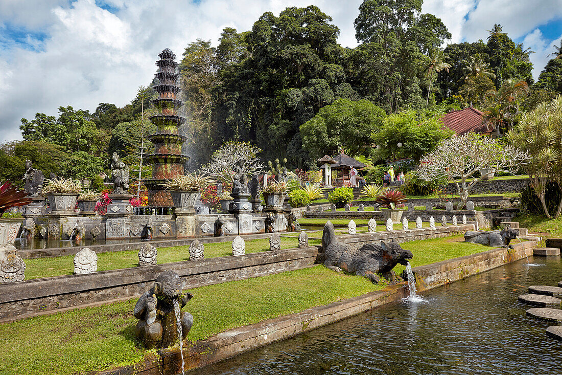  Wasserpalast Tirta Gangga, ein ehemaliger Königspalast. Regentschaft Karangasem, Bali, Indonesien. 