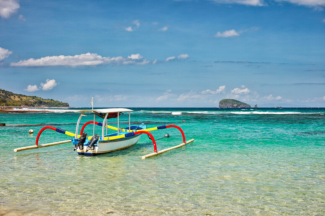 Indonesisches Auslegerkanu, auch bekannt als Jukung oder Cadik, liegt in der Mendira Bay. Candidasa, Manggis, Regentschaft Karangasem, Bali, Indonesien.