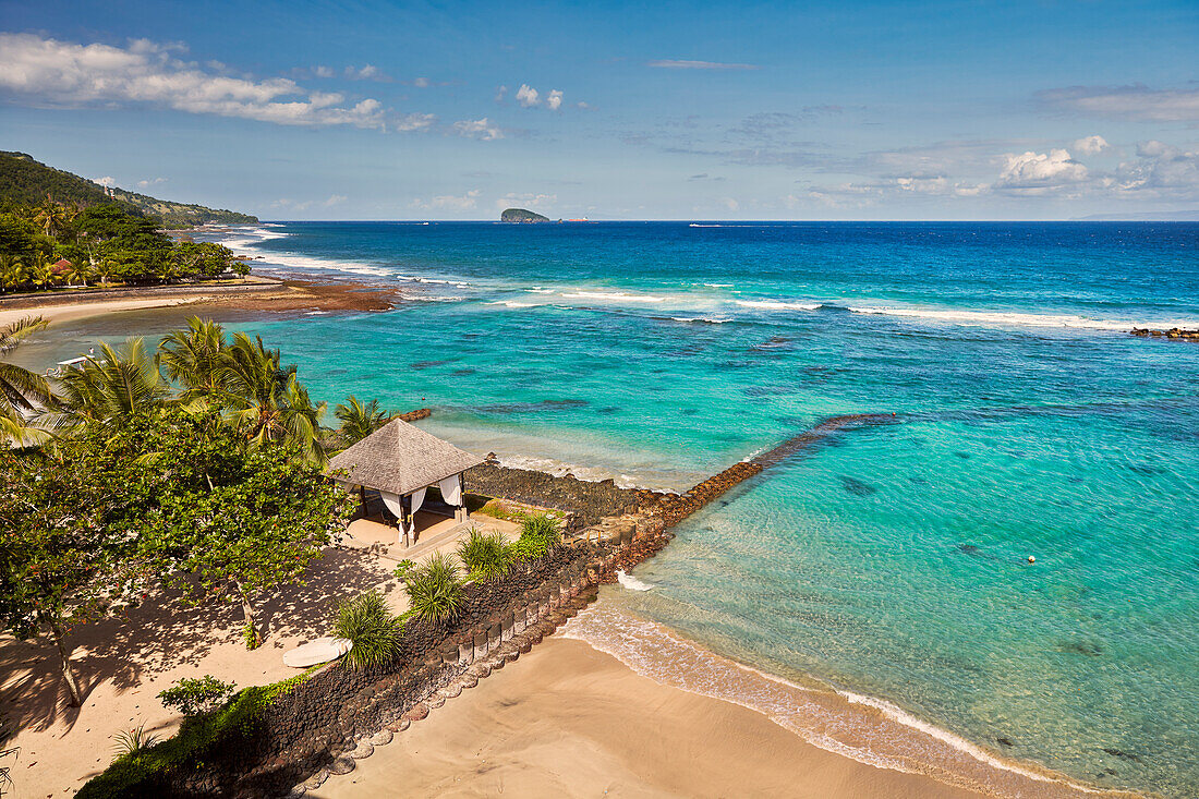  Luftaufnahme der Mendira-Bucht in der Nähe des Dorfes Candidasa. Unterbezirk Manggis, Regentschaft Karangasem, Bali, Indonesien. 