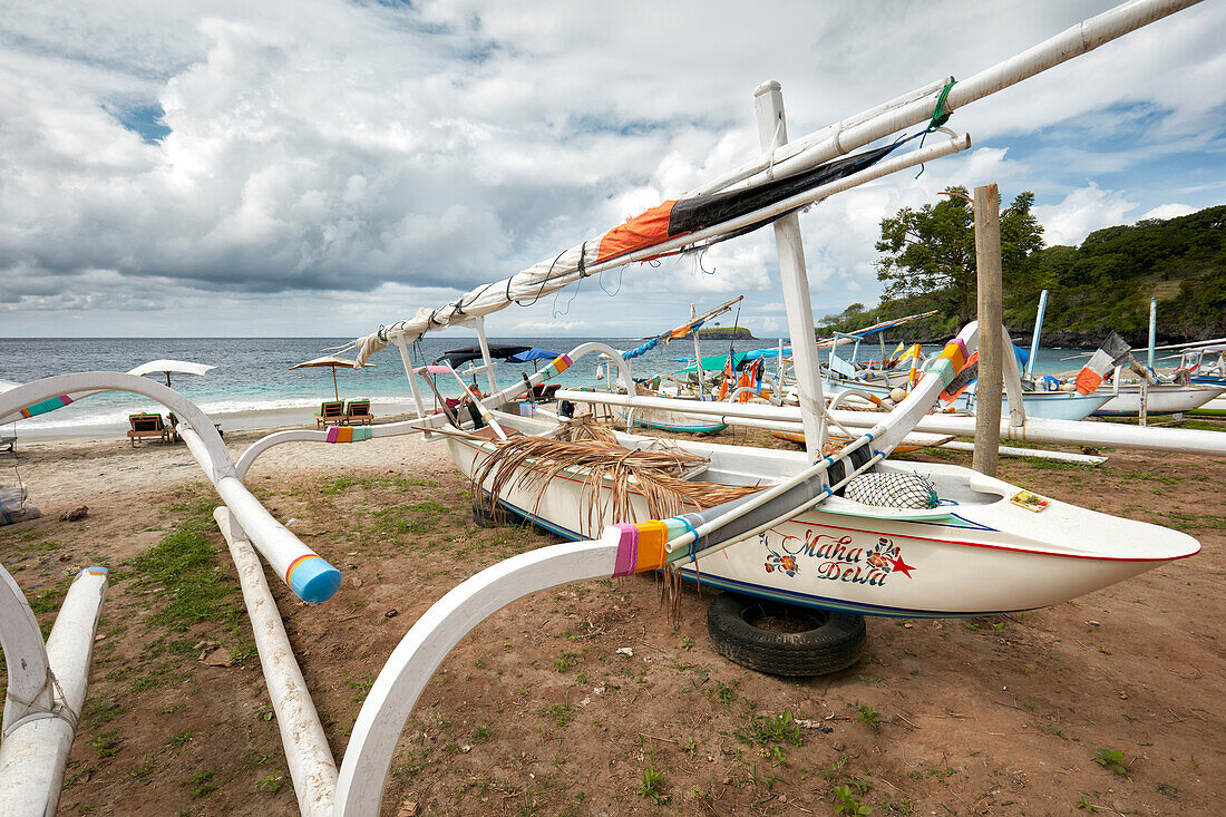 Indonesisches Auslegerkanu, auch bekannt als Jukung oder Cadik am White Sand Beach (Pantai Bias Putih). Manggis, Regentschaft Karangasem, Bali, Indonesien.