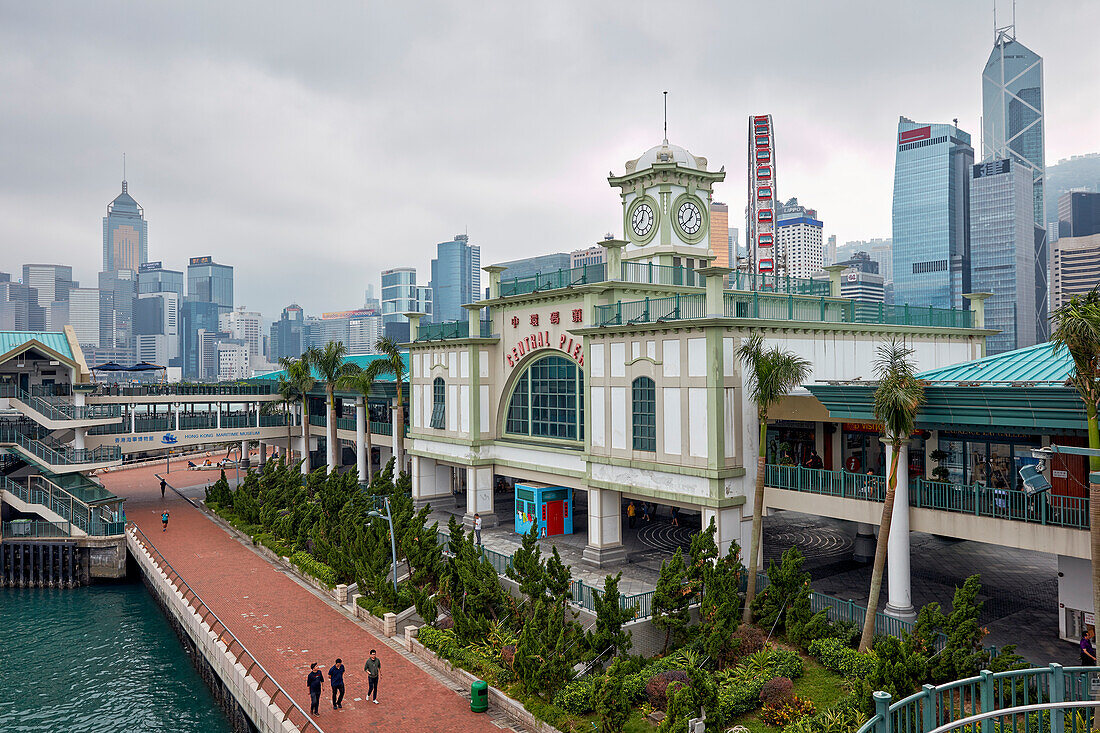  Blick auf das Central Ferry Pier-Gebäude an einem bewölkten Tag. Hongkong, China. 