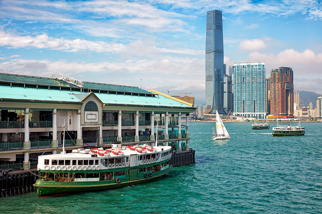 Das Star Ferry-Bootam Central Ferry Pier, im Hintergrund sind Gebäude auf der Kowloon-Seite zu sehen. Hongkong, China.