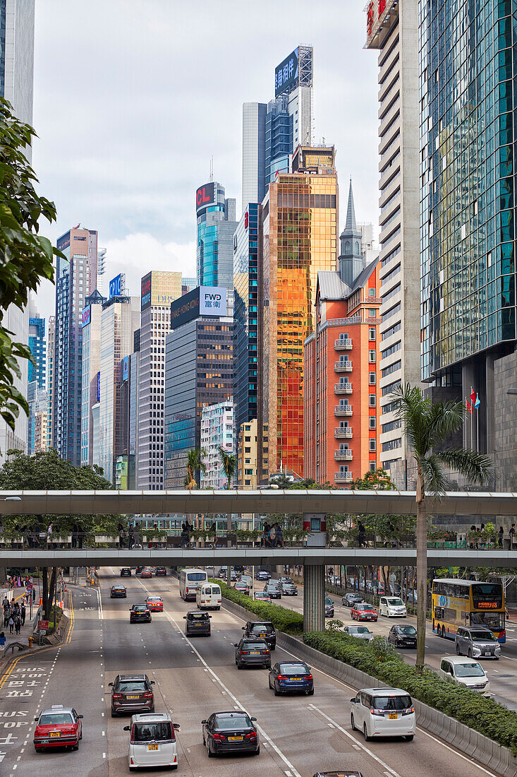  Moderne Hochhäuser an der Gloucester Road. Wan Chai, Hongkong, China. 