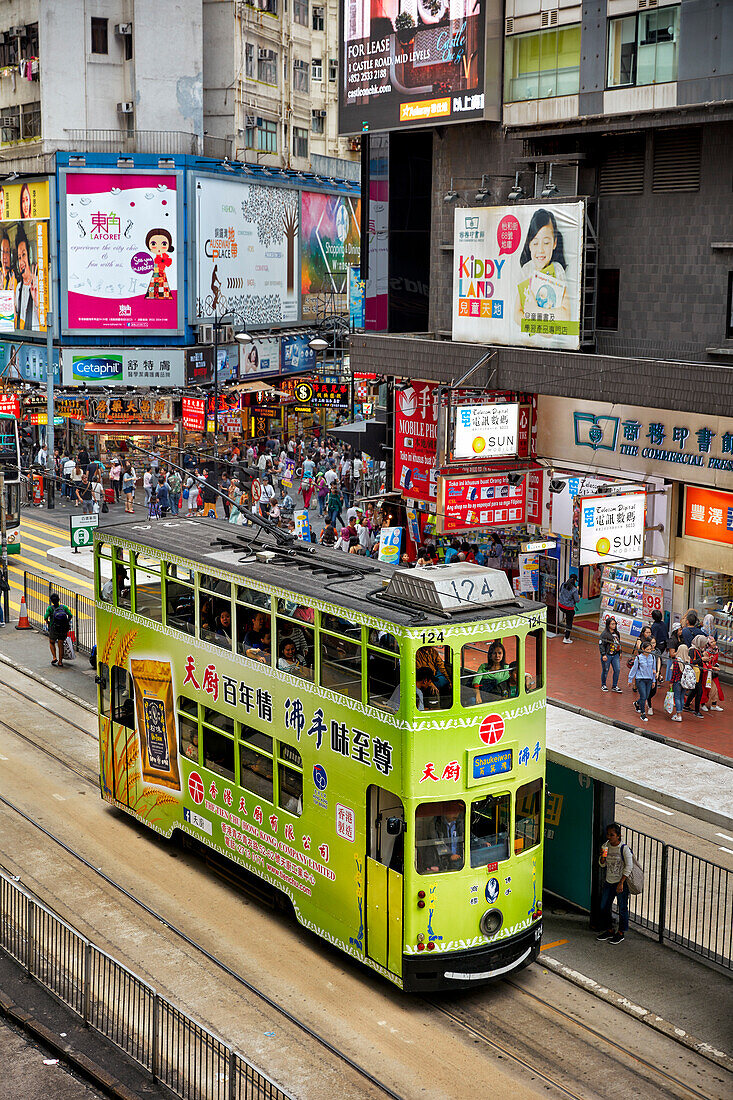  Erhöhte Ansicht einer Doppeldeckerstraßenbahn auf der Yee Wo Straße. Causeway Bay, Hongkong, China. 