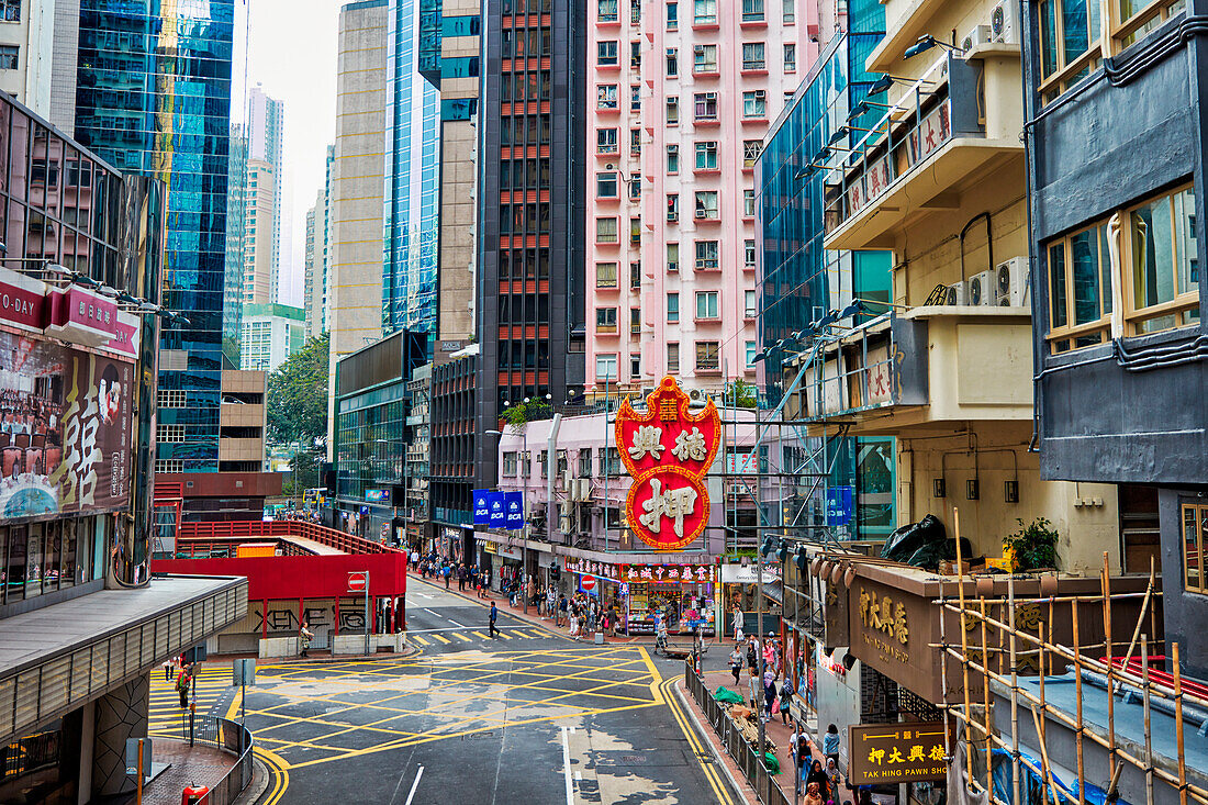 Erhöhte Ansicht der Pennington Street mit Gebäuden. Causeway Bay, Hongkong, China.