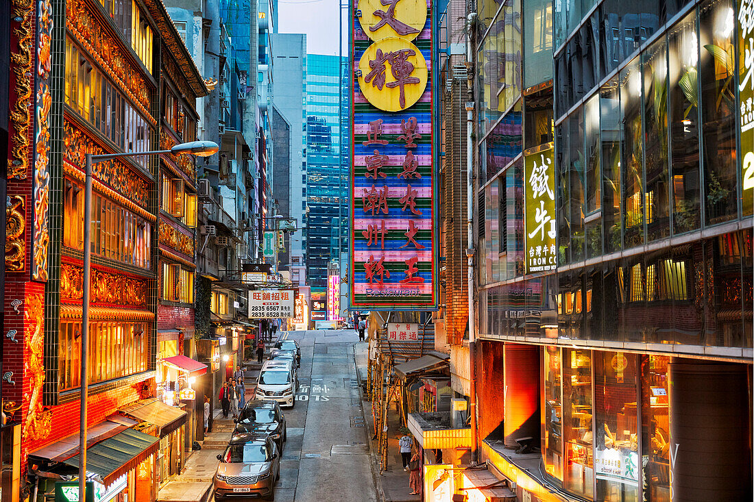  Gebäude in der Wellington Street, beleuchtet in der Abenddämmerung. Central, Hongkong, China. 