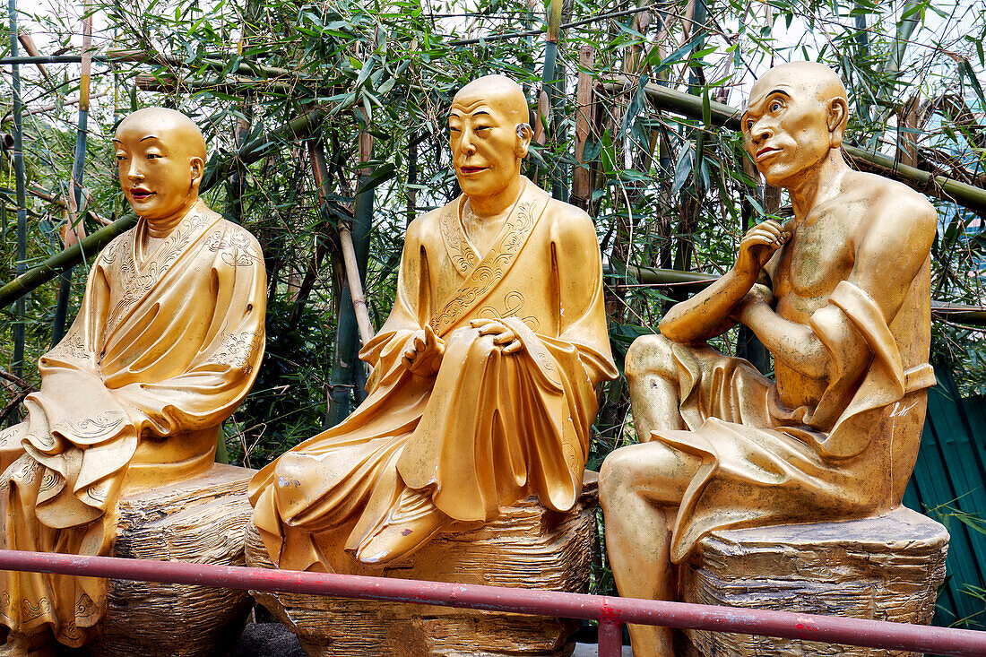  Statuen von Arhats (buddhistisches Äquivalent von Heiligen) auf dem Weg hinauf zum Kloster der Zehntausend Buddhas (Man Fat Sze). Sha Tin, New Territories, Hongkong, China. 