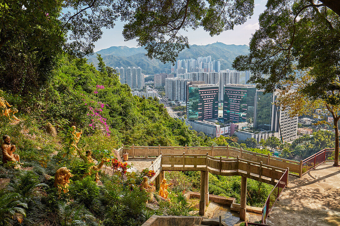  Blick auf Sha Tin von der obersten Ebene des Klosters der Zehntausend Buddhas (Man Fat Sze). New Territories, Hongkong, China. 