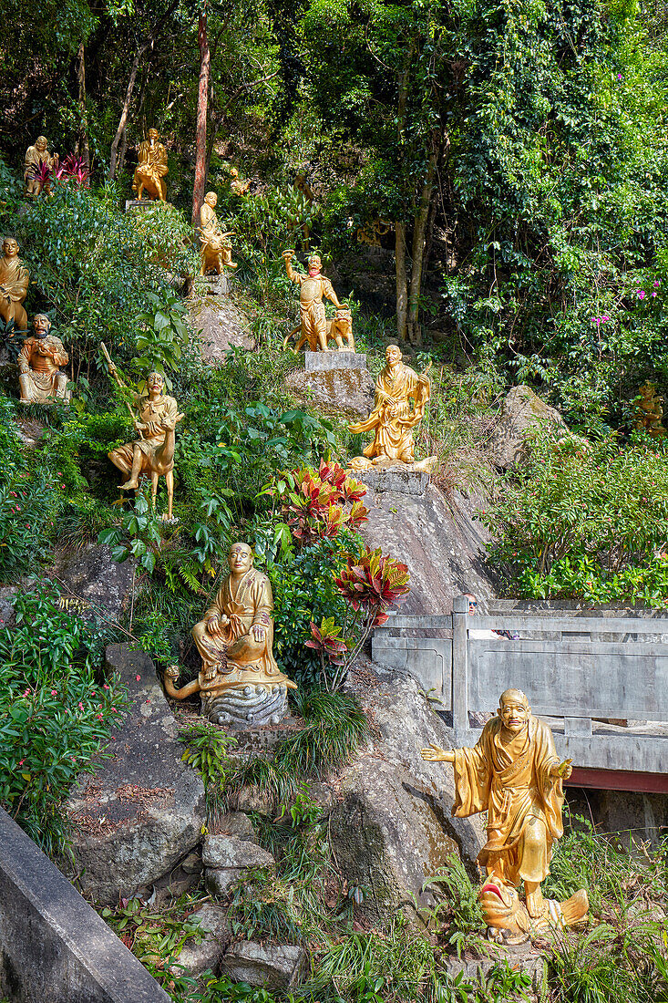  Statuen von Arhats (buddhistisches Äquivalent von Heiligen) am Hang des Klosters der Zehntausend Buddhas (Man Fat Sze). Sha Tin, New Territories, Hongkong, China. 