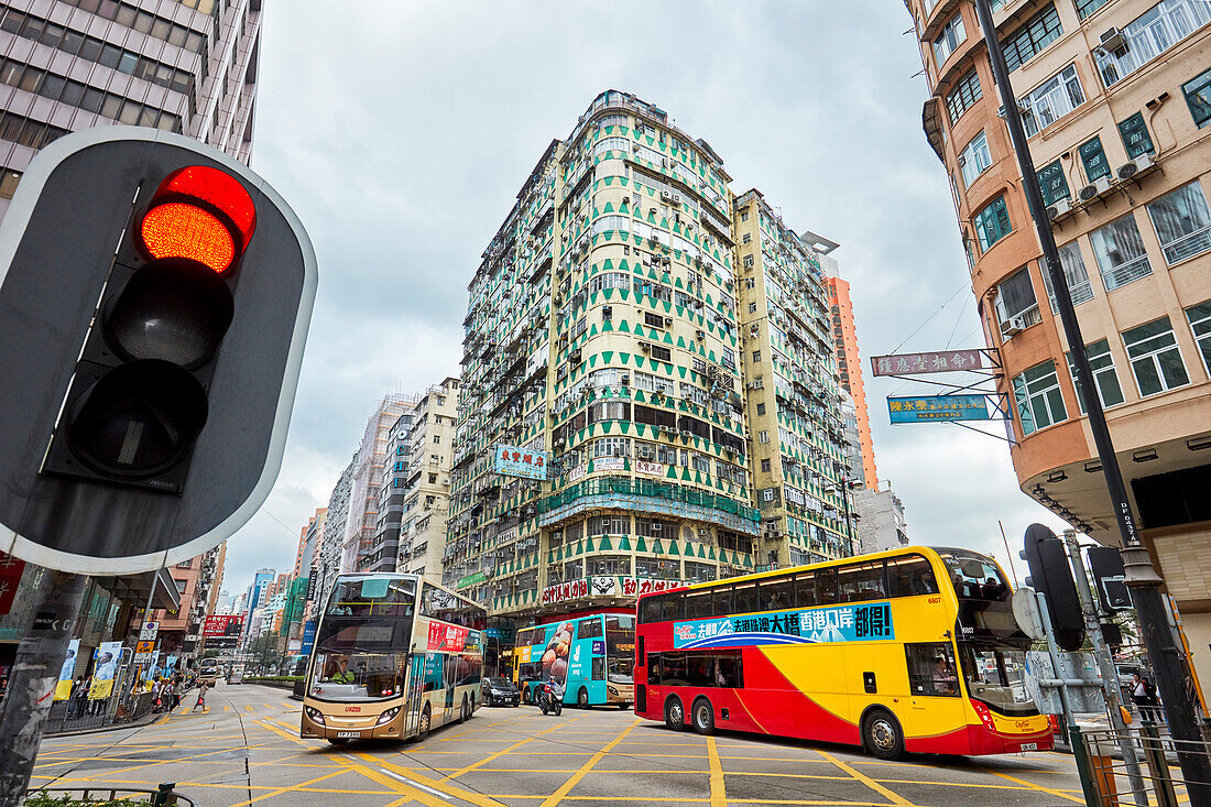  Doppeldeckerbusse fahren in der Nathan Road. Kowloon, Hongkong, China. 