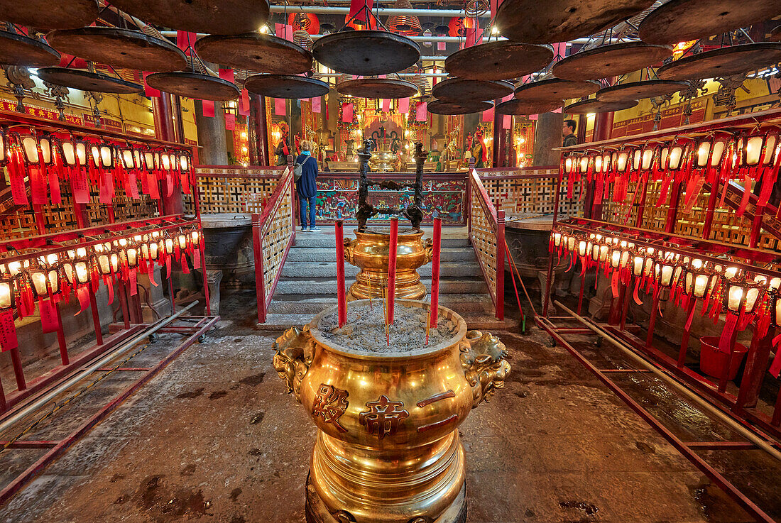  Weihrauchurnen im Man Mo-Tempel, die dem zivilen Gott Man Tai und dem Kampfgott Mo Tai gewidmet sind. Sheung Wan, Hongkong, China. 