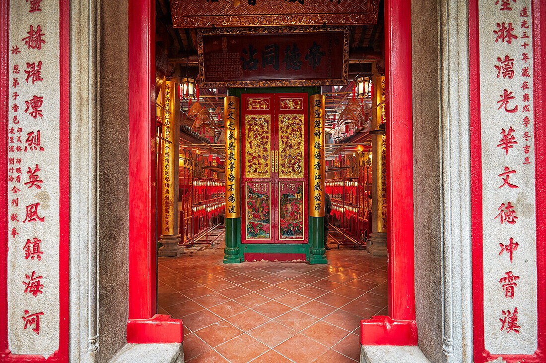  Eingang zum Man Mo-Tempel, der dem zivilen Gott Man Tai und dem Kampfgott Mo Tai gewidmet ist. Sheung Wan, Hongkong, China. 