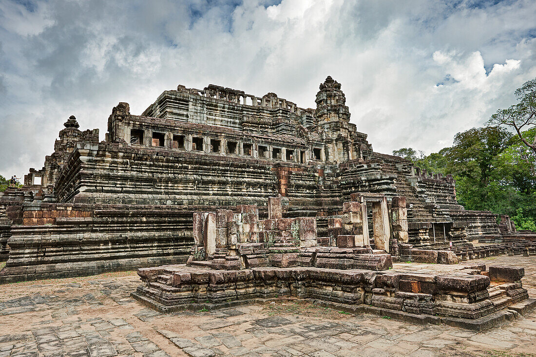  Außenansicht des alten Baphuon-Tempels im Archäologischen Park Angkor, Provinz Siem Reap, Kambodscha. 