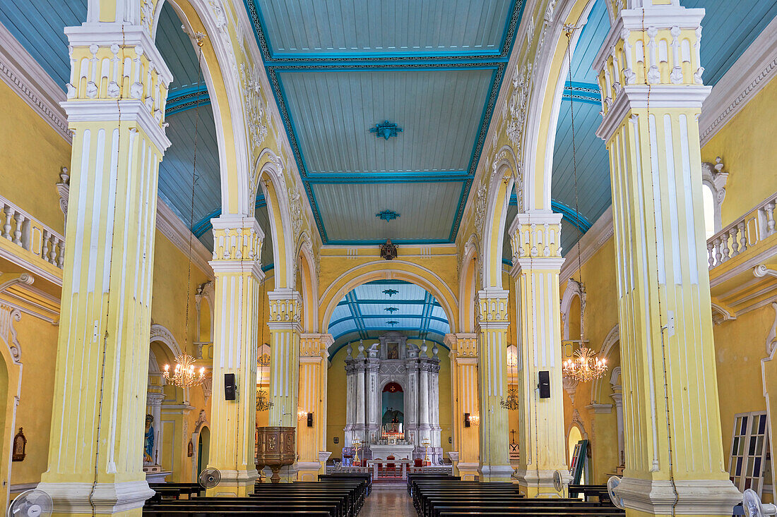 Innenansicht der St. Augustine-Kirche, die von spanischen Augustinerpriestern gegründet wurde. Macau, China.