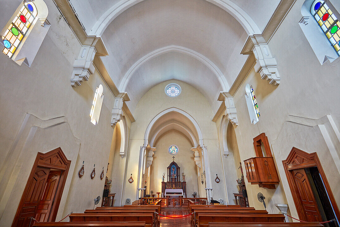 Innenansicht der Kirche Unserer Lieben Frau von Penha auf dem Gipfel des Penha Hill. Macau, China.