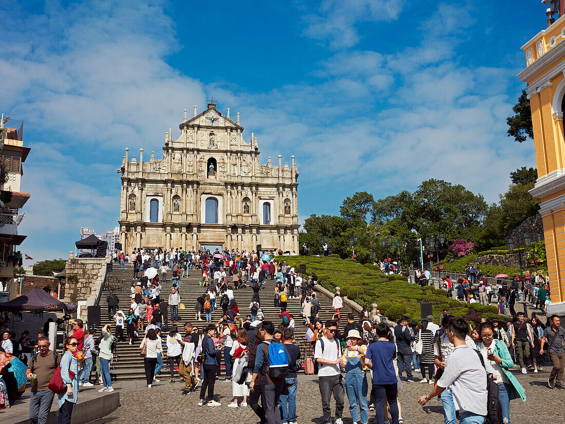  Touristenmenge bei den Ruinen von Saint Paul, einem katholischen religiösen Komplex aus dem 17. Jahrhundert, heute eines der bekanntesten Wahrzeichen von Macau. Macau, China. 