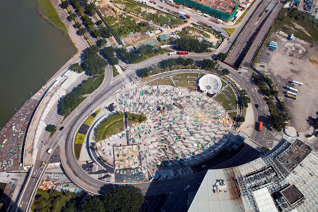  Luftaufnahme der kreisförmigen Straßenkreuzung und der Baustelle in der Nähe des Macau Tower. Macau, China. 