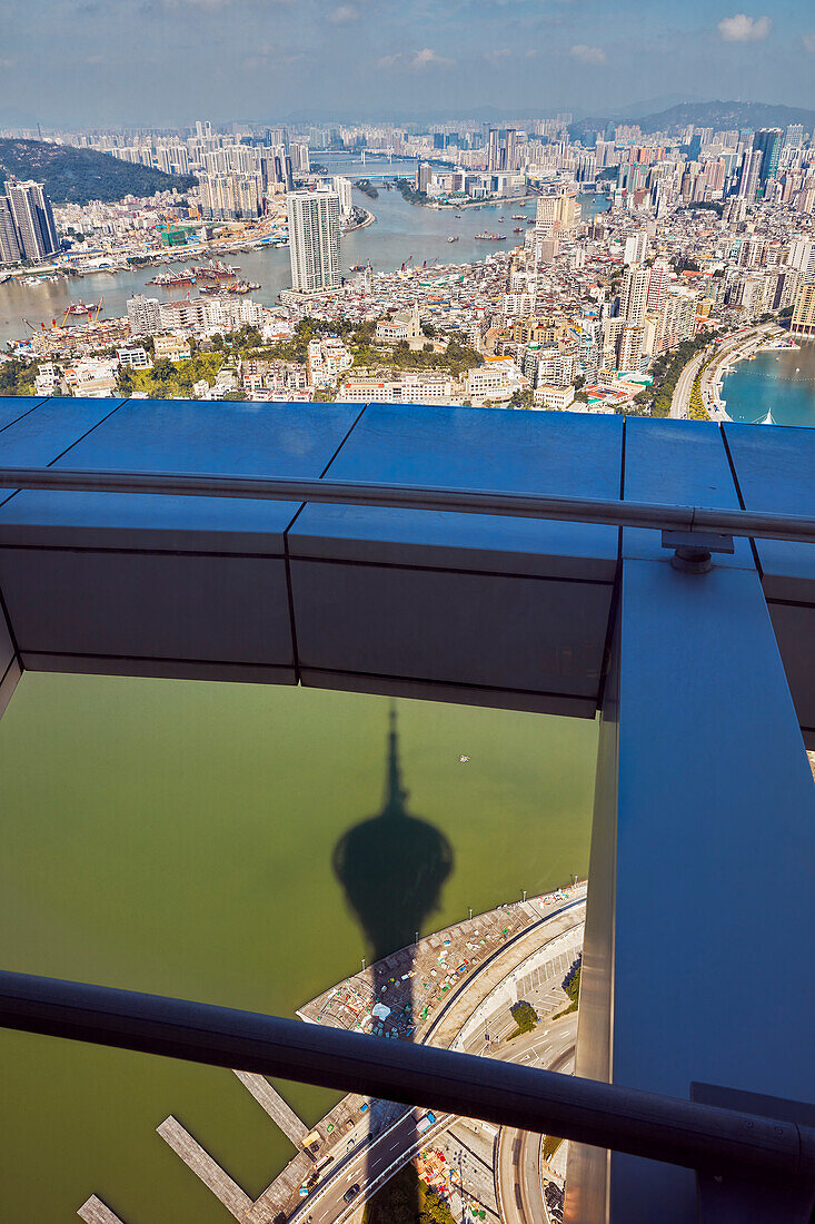  Luftaufnahme von der Aussichtsplattform des Macau Tower mit dem Schatten des Turms im Vordergrund. Macau, China. 